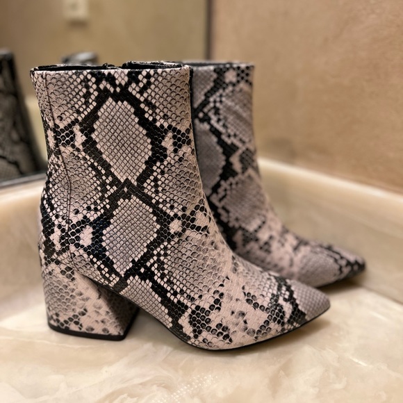 NEW AQUA Womens Beige Snake Print Padded Marlo Pointed Toe Block Heel Boot sz 7 - Picture 1 of 9